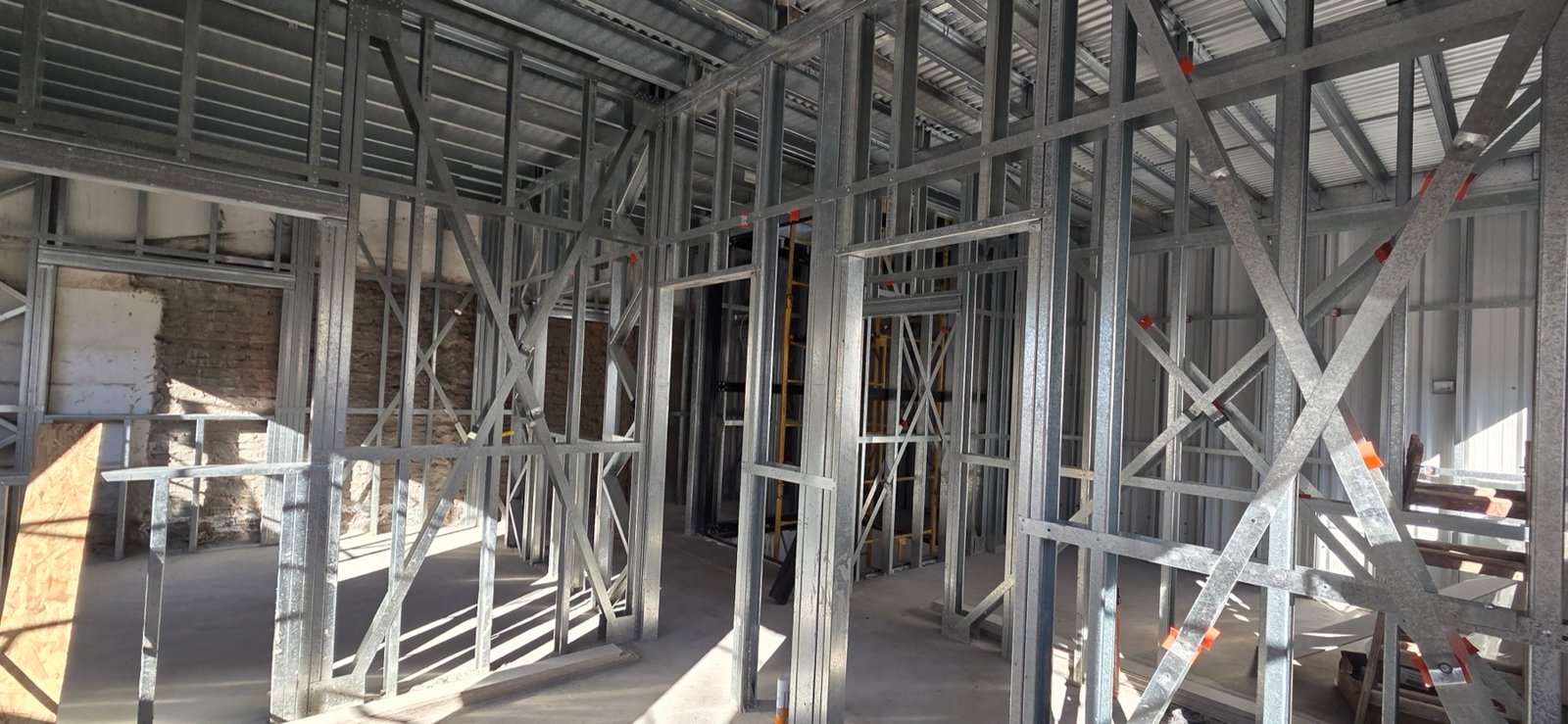 Montaje de perfiles galvanizados en la obra R&V, Quilmes